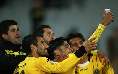 حاشیه‌های استقلال - سپاهان / سلفی سپاهانی‌ها به سبک توتی و شعار استقلالی‌ها علیه داور/ خمیازه‌های بیک‌زاده روی نیمکت