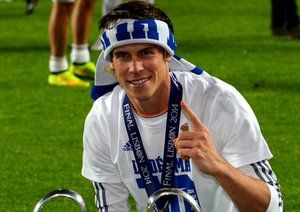 بیل|گرت بیل همراه با جام قهرمانی لیگ قهرمانان اروپا نخستین مرد ولزی می شود که به این مهم دست یافته.