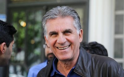 آرزوی موفقیت سرمربی ایران برای گری وایت / کی‌روش شال خود را به دوربین تلویزیونی اهدا کرد!