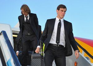 گرت بیل|گرت بیل از باشگاه رئال مادرید همراه با سایر هم تیمی های خود برای دیدار فینال لیگ قهرمانان اروپا برابر اتلتیکو مادرید، در فرودگاه لیسبون از هواپیما پیاده می شود.