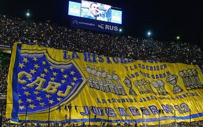 تصاویر روز | استقبال ۴۰ هزار نفری هواداران بوکاجونیورز از «آپاچی»