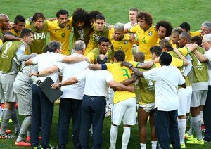 برزیل|حلقه زیبای بازیکنان برزیل قبل از شروع ضربات پنالتی.