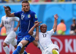 چیرو ایموبیلِ - ریوس|درگیری مهاجم تیم ایتالیا ، چیرو ایموبیلِ با بازیکن اروگوئه ، ریوس.