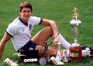 جام جهانی 1986|گری لینکر، همراه با کفش طلای آدیداس و سایر جوایز عکس می اندازد، وی این کفش را به خاطر شش گل زده در جام جهانی 1986 مکزیک به دست آورد.