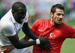 جومِر ولمی آلتیدور|التیدور بازیکن در حال تلاش برای تصاحب مالکیت توپ