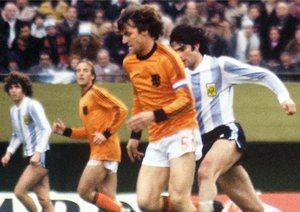 جان جهانی 1978|کاپیتان و مدافع تیم ملی هلند، رود کرول (چپ)، تلاش می کند تا از مهاجم آرژانتین، لئوپولدو لوکه، در فینال جام جهانی 1974 پیش بیافتد. 25 ژوئن 1978، بوینس آیرس. آرژانتین 3-1 به پیروزی می رسد و نخستین بار جام قهرمانی را تصاحب می کند.