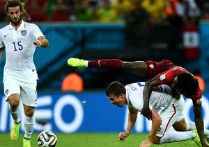 مت بسلر - ادر|برخورد ادر مهاجم تیم ملی پرتغال با بازیکن حریف برای گرفتن توپ.