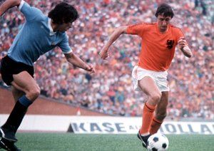 جام جهانی 1974|یوهان کرایف از تیم ملی هلند حین دویدن در دیدار برابر اروگوئه در جام جهانی 1974 آلمان. هلند در این بازی 2-0 به پیروزی رسید.