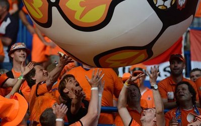 درگیری هواداران هلندی با برزیلی‌ها به خاطر نشان دادن عدد 7 !