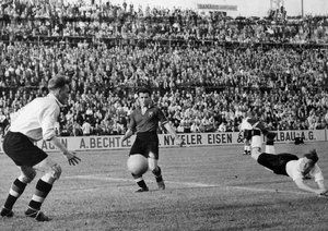 جام جهانی 1954|نات لوفتهاوس، روی یک شیرجه ی تماشایی با ضربه ی سر دروازه ی انگلستان را در جام جهانی 1954 باز می کند.