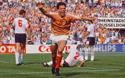 به یادماندنی‌ترین اتفاقات تاریخ یورو / از گل زیبای فان باستن تا شگفتی‌سازی یونان