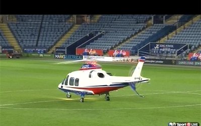 گزارش تصویری | مالک میلیونر پس از شکست لستر با هلی‌کوپتر ورزشگاه را ترک کرد