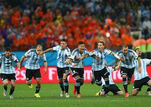 لیونل مسی - زابالتا - مارتین ديميكيليس|شادمانی بازیکنان تیم ملی آرژانتین بعد از پیروزی در ضربات پنالتی و صعود به فینال جام جهانی.