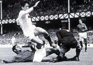 جام جهانی 1966|جام جهانی 1966 انگلستان، لیورپول، 23 جولای 1966. پرتغال 5 – کره شمالی 3. اوزه بیو توسط دروازه بان کره شمالی و مدافع این تیم، شین یونک کیو، متوقف می شود.