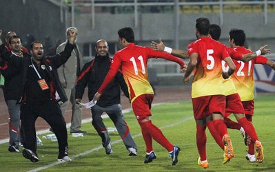 بازیکنان فولاد خوزستان از سفر ۱۸ ساعته رهایی یافتند/ شاگردان فرکی در خانه خدا