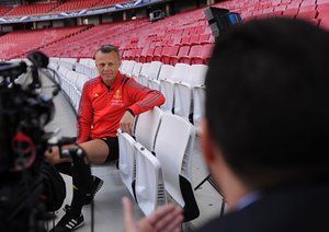 بیورن کوپیرس|بیورن کوپیرس برابر دوربین خبرنگاران سایت یوفا، در حین مصاحبه.