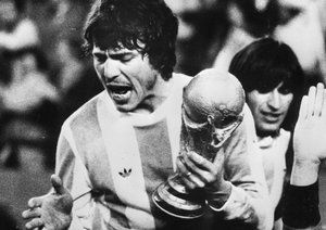 جان جهانی 1978|کاپیتان تیم ملی آرژانتین، دانیله پاسارلا، پس از پیروزی 3-1 بر هلند در فینال جام جهانی 1978، جام را در دست می گیرد و به شادمانی می پردازد.