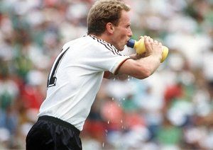 جام جهانی 1986|کارل هاینتس رومنیگه، در حین بازی تیمش برابر تیم میزبان در یک چهارم نهایی مسابقات جام جهانی 1986 مکزیک، آب می نوشد.