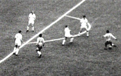 جام جهانی 2014 / 100 لحظه جذاب تاریخ جام جهانی (86_ گل زیبای گارینچا به انگلستان در جام جهانی سال 1962)