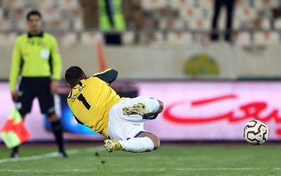 فلاحت‌‌زاده: فیروز کریمی جهت پنالتی را به زارع گفت