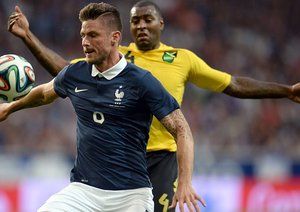 اليوير ژیرود|تلاش اولیویر جیرود برای کنترل توپ در بتزی مقابل جاماییکا.