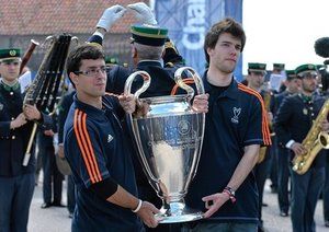 جام قهرمانی لیگ قهرمانان اروپا|هواداران با ساز و دهل ورد جام قهرمانی را به شهر لیسبون پرتغال جشن می گیرند.