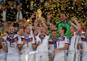 باشتین شوانشتایگر|جام قهرمانی در دستان باشتین شوانشتایگر.