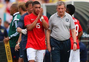 الکس اوکسلید چمبرلین|خروج الکس چمبرلینگ از زمین در بازی با اکوادور.