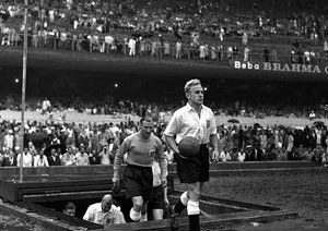 جام جهانی 1950|کاپیتان انگلستان، بیلی رایت، تیم خود را به میدان مسابقه هدایت می کند، اندکی پیش از دیدار تیم های انگلستان و شیلی در جام جهانی 1950.