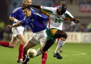 جام جهانی 2002|جام جهانی 2002، کره، سئول، 31 می 2002، فرانسه 0 – سنگال 1، مائوسو ندیایه، توپ را از لیزارازوی فرانسوی می قاپد.