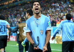 لوئیس سوارز|جشن لوئیس سوارز بعد از باز کردن دروازه تیم ملی انگلستان .