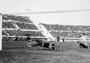 جام جهانی 1930|دروازه بان مکزیک، اوسکار بونفیگلیو، به تمامی کش آمده تا ضربه ی مهاجم آرژانتین، گیلرمو استابیل، را مهار کند. دیدار تیم های مکزیک و آرژانتین در جام جهانی 1930، 19 جولای 1930. آرژانیتن 6-3 پیروزی را از آن خود کرد.