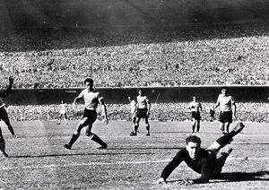 جام جهانی 1950|دروازه بان اروگوئه، ماسپولی، در گروه نهایی مسابقات جام جهانی 1950، شیرجه می رود تا ضربه ی یکی از بازیکنان برزیل را مهار کند.