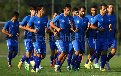 حاشیه‌های تمرین استقلال | تمرین آبی‌ها تحت تاثیر باد و طوفان/ریوالدو سوژه هواداران استقلال