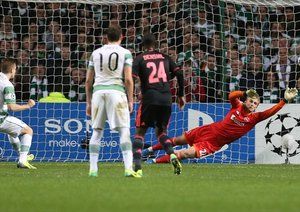 فارست|فارست از سلتیک، در بازی گروهی از گروه H رقابت ها، پنالتی خود برابر آژاکس را به گل تبدیل می کند.