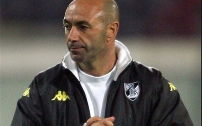 ناراحتی سرمربی الشباب از ناشناس بودنش و افتادن میز کنفرانس