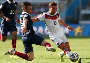 متیو دبوشی - ماریو گتزه|تقابل ماریو گتزه از آلمان در مقابل بازیکن تیم فرانسه ، متیو دبوشی برای گرفتن توپ.