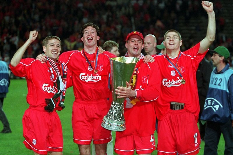 Steven Gerrard - Jamie Carragher - Robbie Fowler - Michael Owen (2001 UEFA Cup Champions) (2001.04.16).jpg