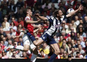 اليوير ژیرود - یوناس اولسون|درگیری بین الیویر جیرود و اولسون در محوطه جریمه.