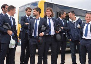 دیگو|دیگو و فیلیپو لوئیس از باشگاه اتلتیکو ماردید همراه با سایر هم تیمی ها برای دیدار در فینال لیگ قهرمانان اروپا برابر رئال مادرید، در فرودگاه شهر لیسبون از هواپیما پیاده می شوند.