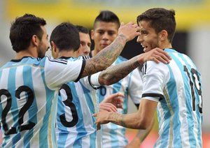 آرژانتین|جشن لئو مسی بعد از باز کردن دروازه اسلوونی همراه با آگوئرو.