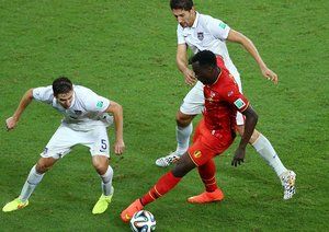 روملو لوکاکو - مت بسلر|تقابل روملو لوکاکو بازیکن تیم بلژیک با یار حیف مت بسلر بر سر توپ.