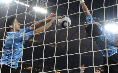 جام جهانی 2014 / 100 لحظه جذاب تاریخ جام جهانی (53_لوییس سوارز با دست توپ را از روی خط دروازه اروگوئه برگرداند.)