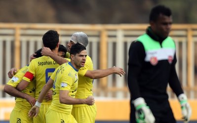 لیگ برتر | نفت تهران 2 - پرسپولیس 1 / ششمین باخت پرسپولیس این بار مقابل منصوریان / بیرانوند بازهم پاس گل داد!