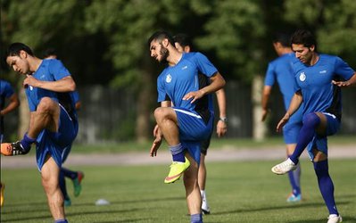 حاشیه‌های تمرین استقلال | گفت‌وگوی مظلومی با دستیارانش درباره ملوان / تمرین وزنه استقلالی‌ها در غیاب 2 بازیکن