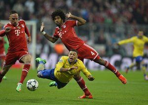 الکس|الکس از آرسنال در بازی برابر بایرن نقش بر زمین می شود.