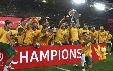 عکس روز | سلفی بازیکنان تیم ملی استرالیا با جام قهرمانی