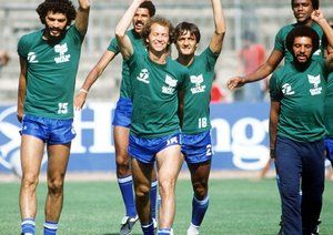 جام جهانی 1982|سوکراتس، فالکائو و جونیور، هم تیمی های خود را در یک جلسه ی تمرینی در جام جهانی 1982 اسپانیا هدایت می کنند.