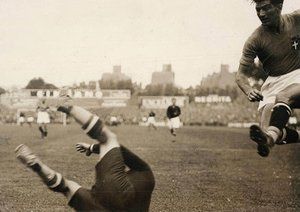 جام جهانی 1938|دیدار تیم های ایتالیا و مجارستان، صحنه ی به ثمر رسیدن گل توسط مهاجم ایتالیا در فینال جام جهانی 1938.