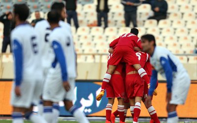 لیگ برتر | حاشیه پرسپولیس - گسترش / تشویق درخشان پس از گل بنگر و حضور عضو هیئت مدیره پرسپولیس در ورزشگاه